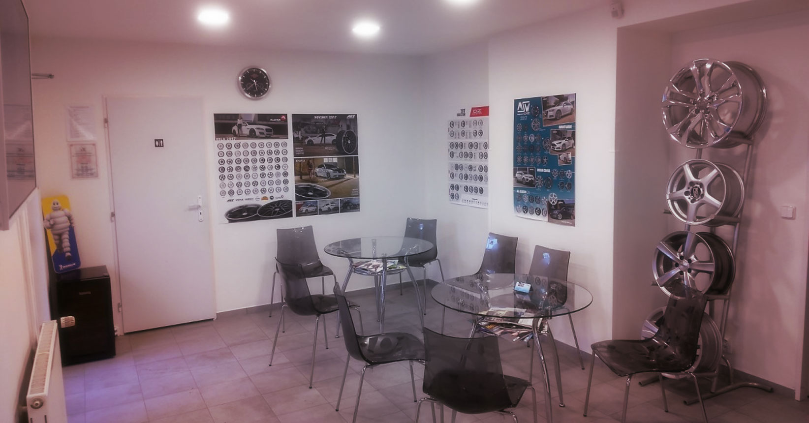 pohled do čekací místnosti pneuservisu, židle a stolečky s magazíny