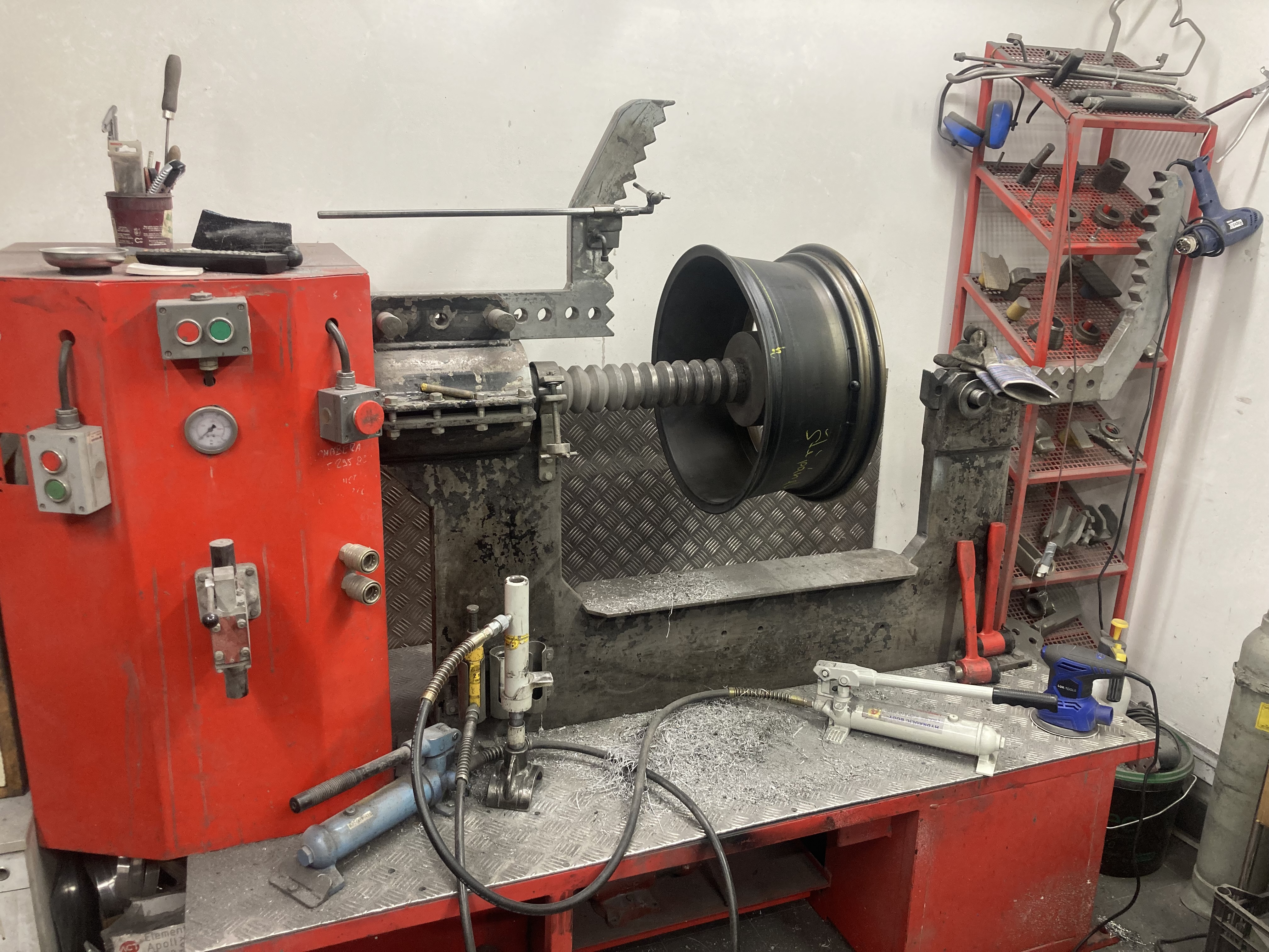 unikátní hydraulické zařízení na opravy ALU kol