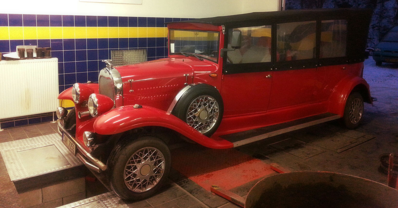 červený veterán uvnitř pneuservisu