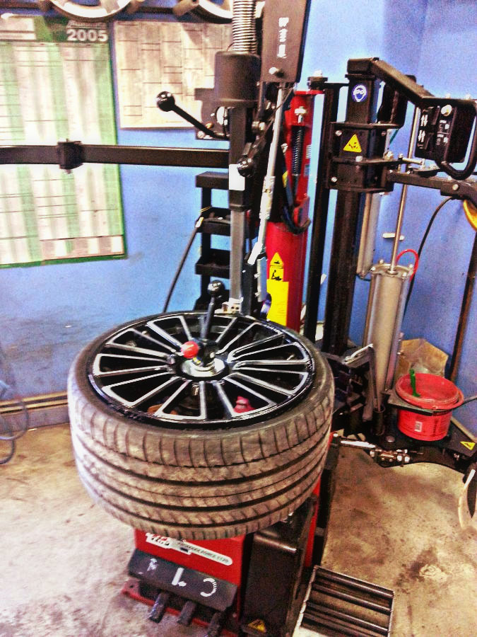 stroj na automatickoou montáž/demontáž pneumatik PROMAXX FORCE 1120 - AutoPneu Novák