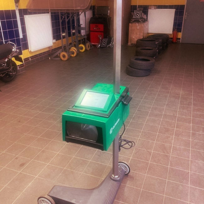 regloskop Hella Gutmann uvnitř pneuservisu - AutoPneu Novák