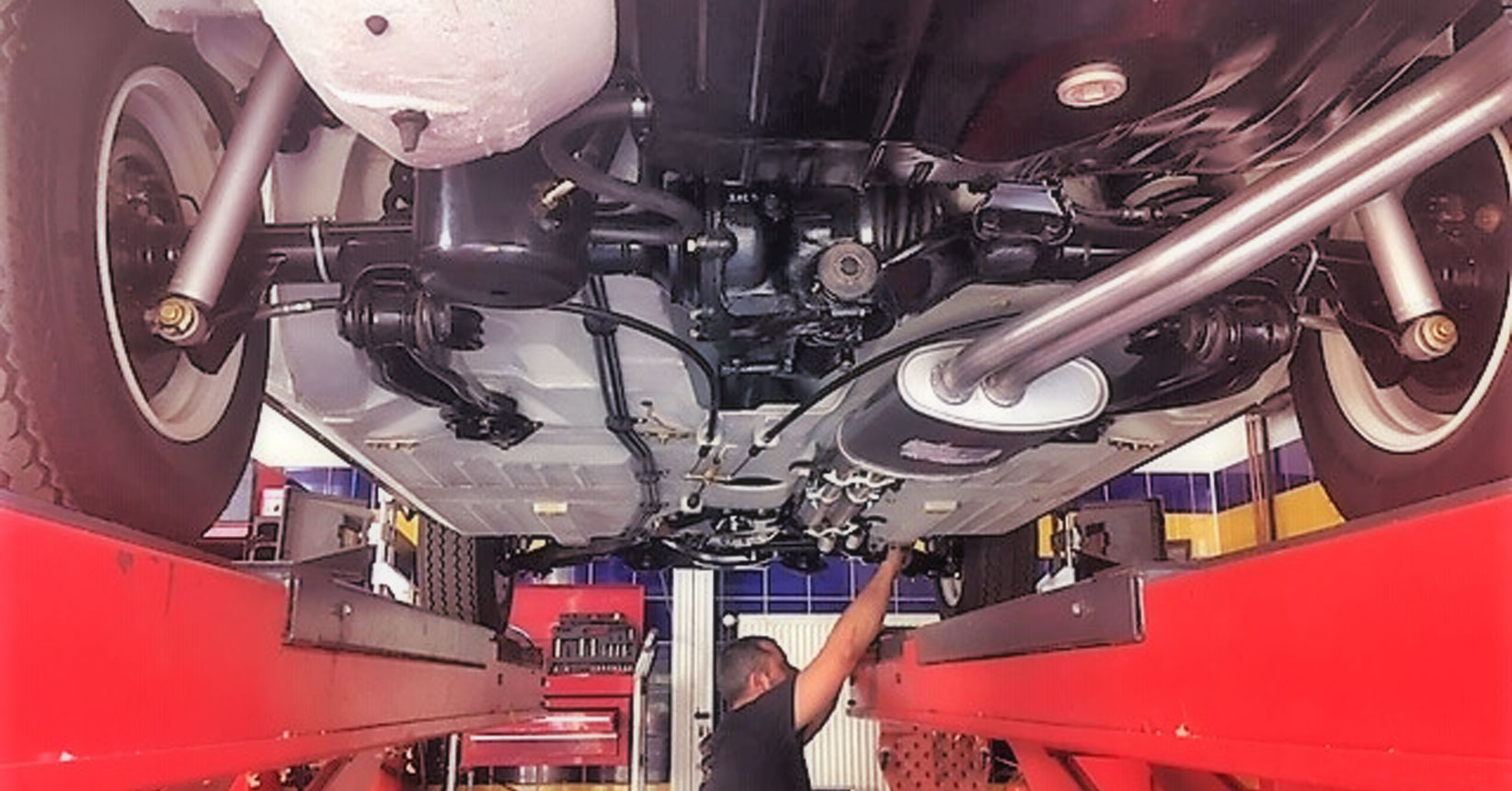 podvozek vozidla s mechanikem