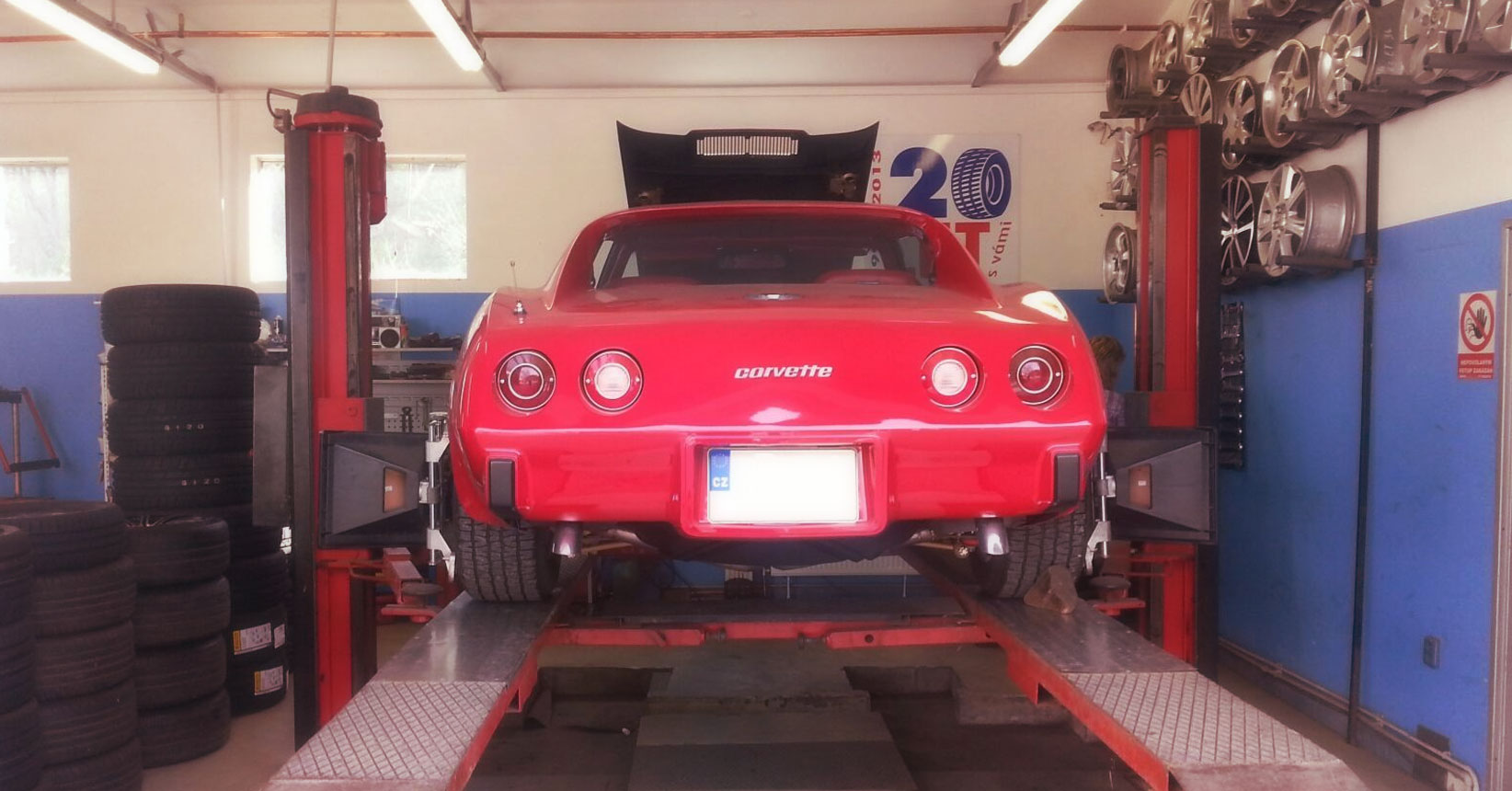 Corvette na zvedáku uvnitř pneuservisu - AutoPneu Novák