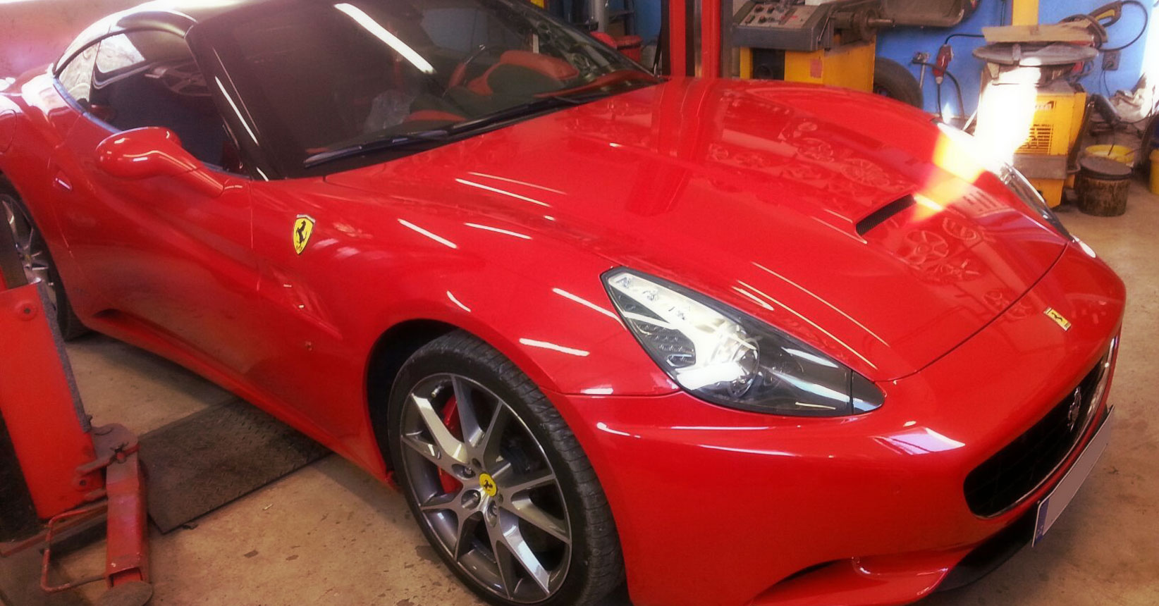 Ferrari California uvnitř Pneuservisu Novák