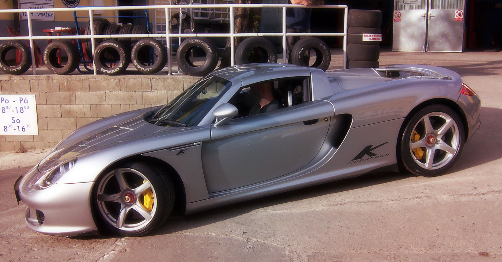 Porsche Carrera GT před Pneuservisem Novák
