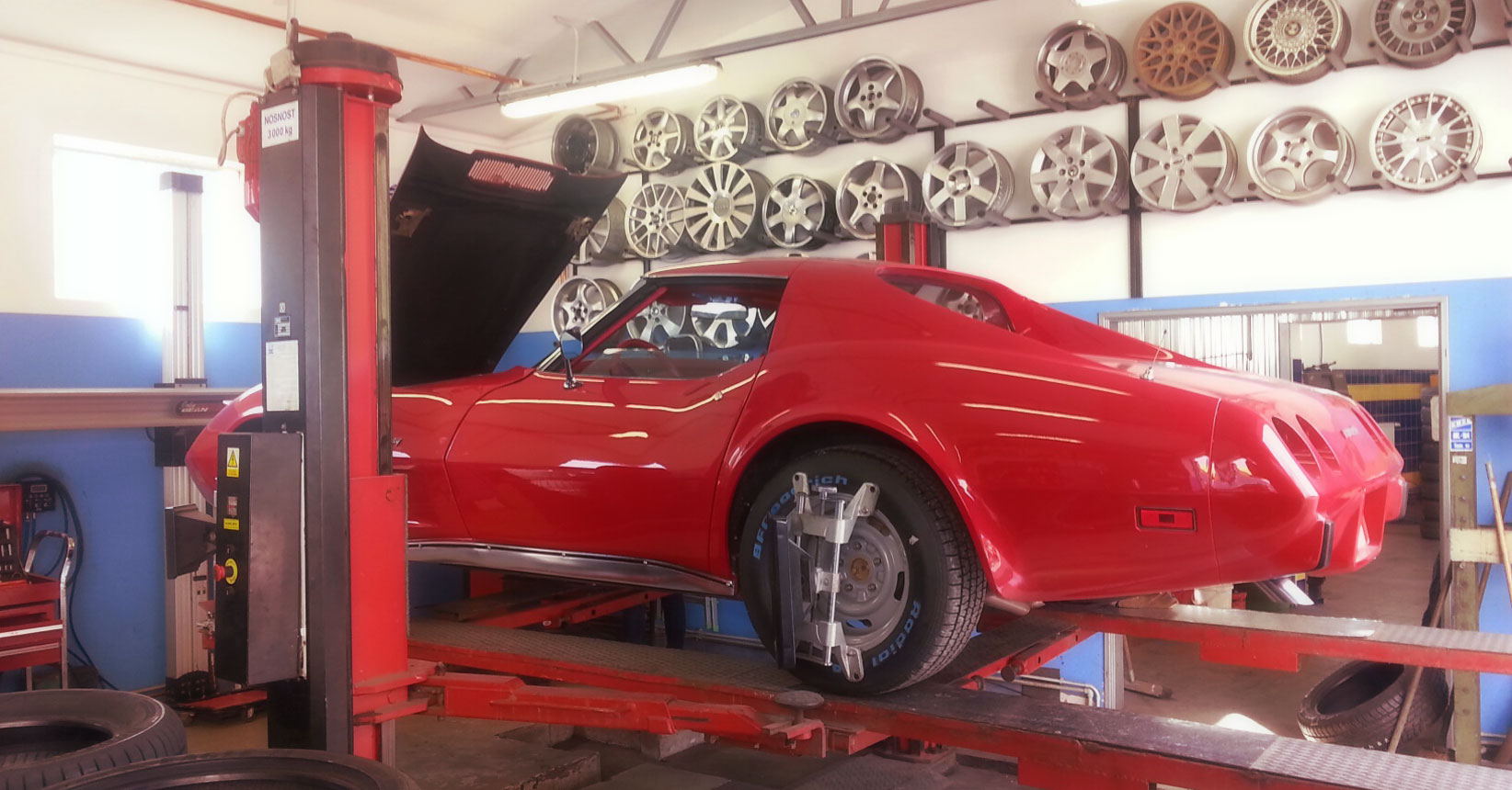 Corvette na zvedáku v pneuservisu